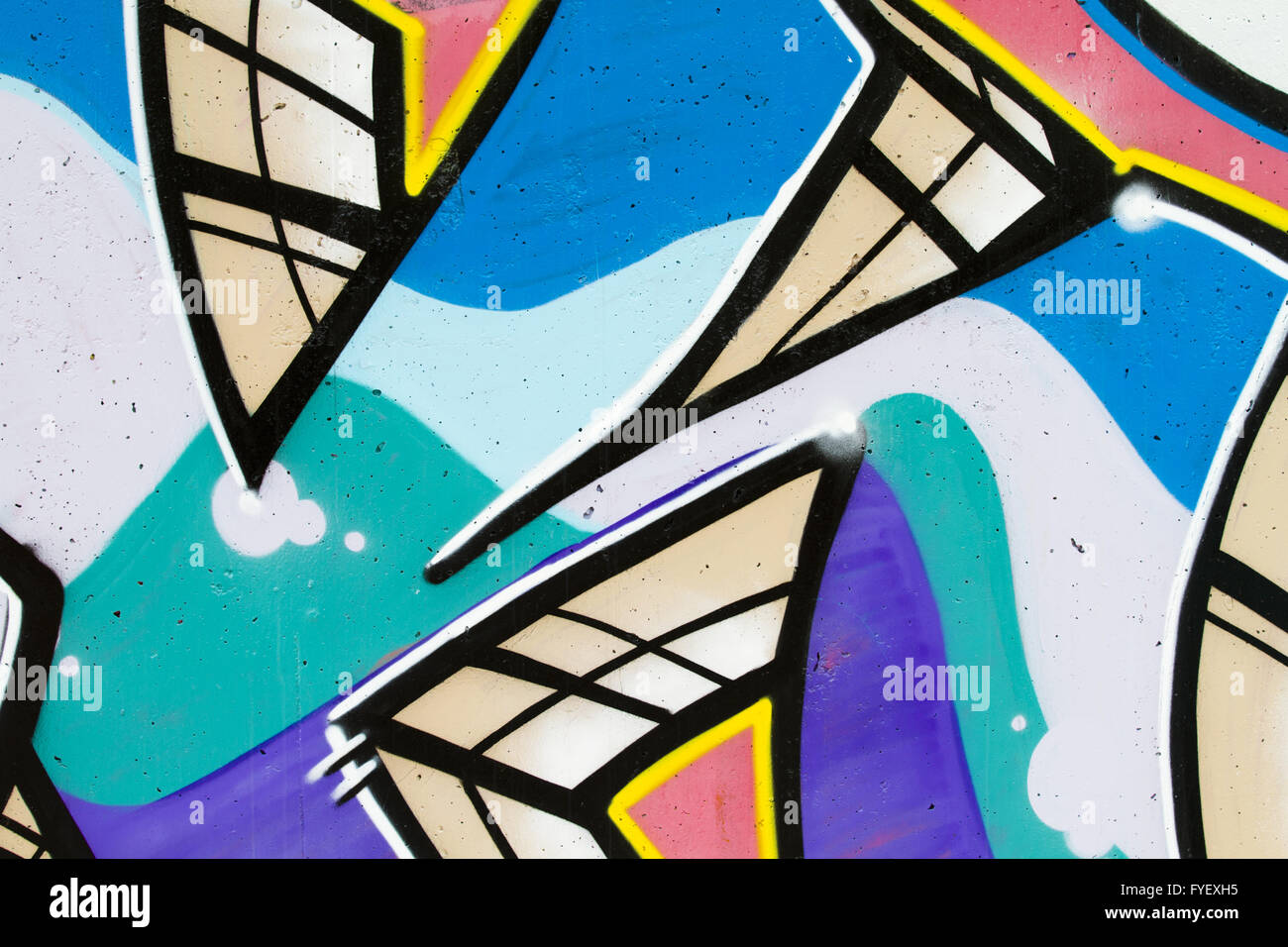 Graffiti-Wand mit gemalten Buchstaben in einer städtischen Straße in Spanien Stockfoto