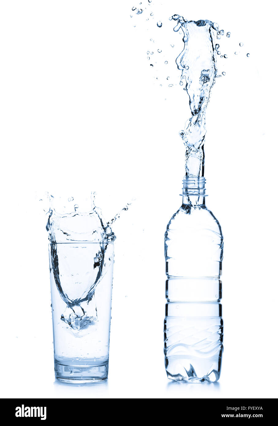 Wasserglas und Flasche Stockfoto
