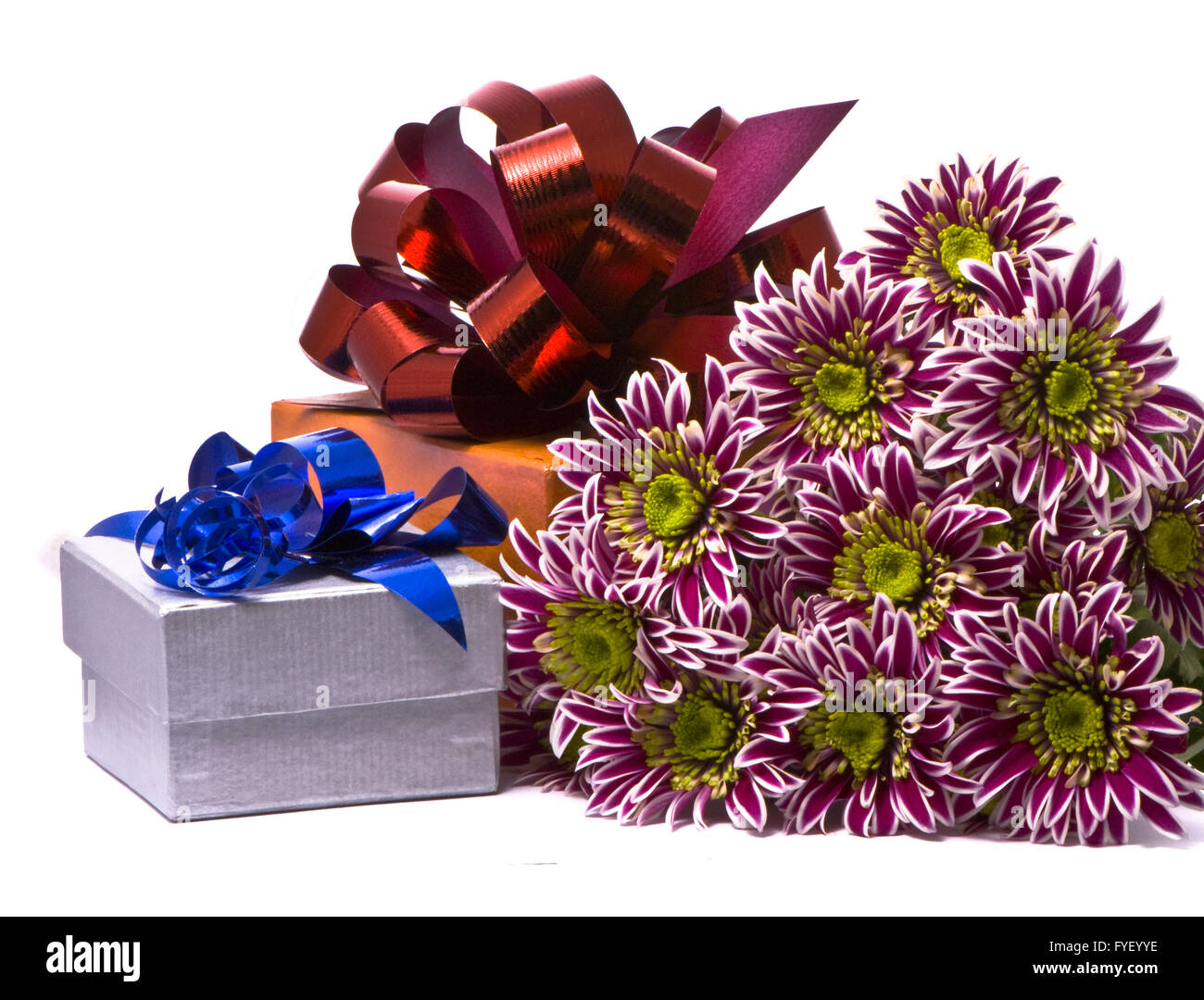 Geschenkbox mit schönen Blumen Stockfoto