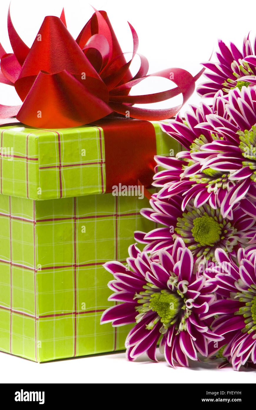 Geschenkbox mit schönen Blumen Stockfoto