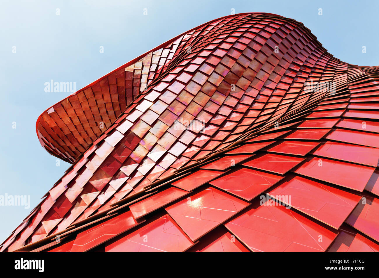 Detail des Rotes Ziegeldach mit modernen Metall Stockfoto