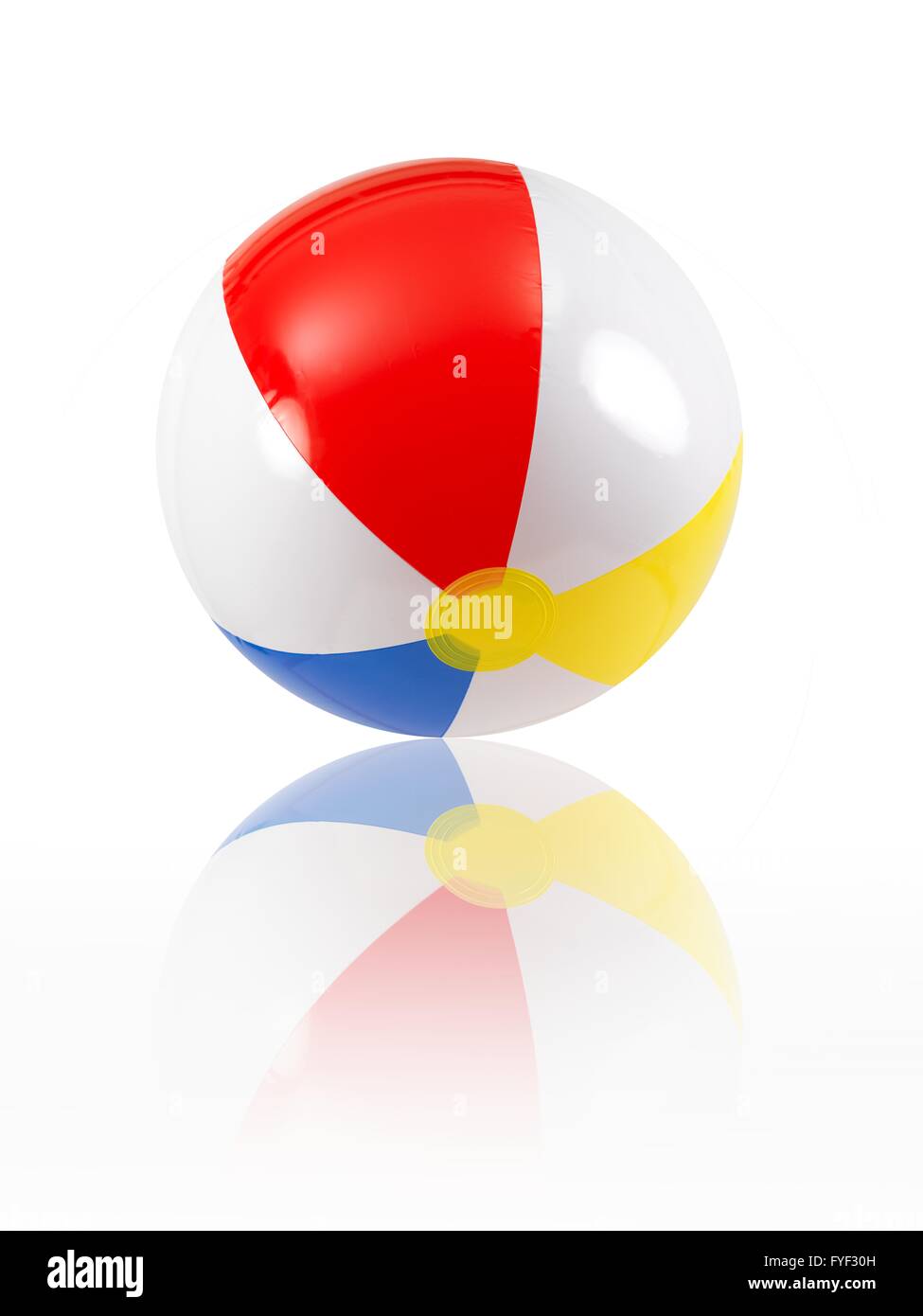 Ein Beach-Ball auf dem weißen Hintergrund isoliert Stockfoto