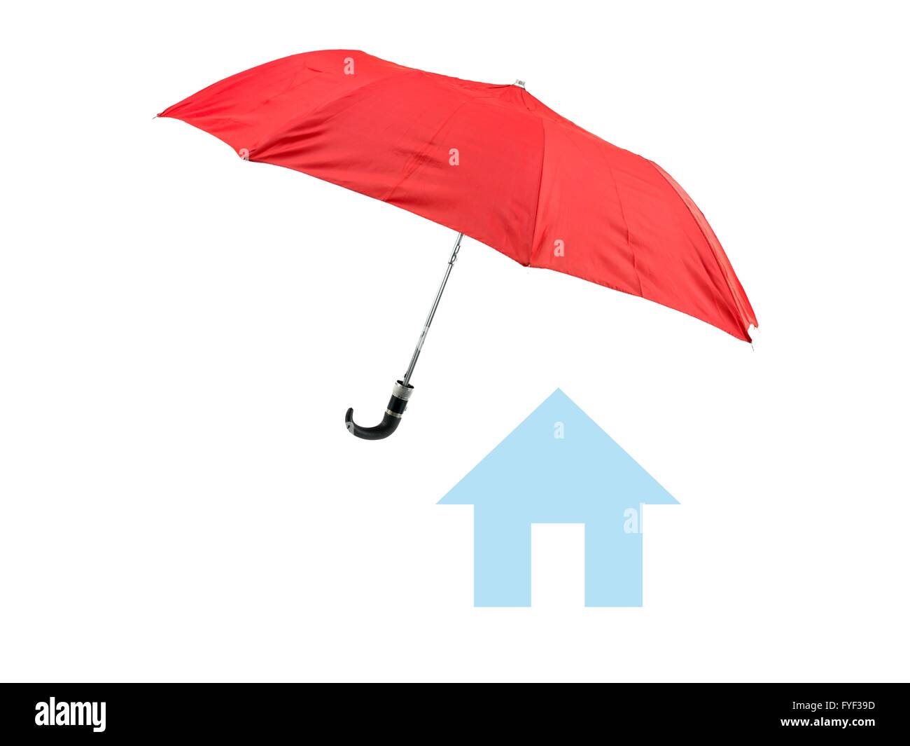 Einen roten Regenschirm schützt ein Haus vor einem weißen Hintergrund isoliert Stockfoto