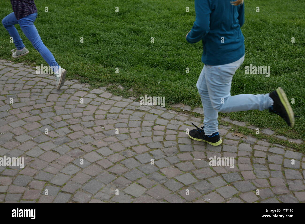 zwei laufende Personen in einem Park in Bonn, Deutschland Stockfoto