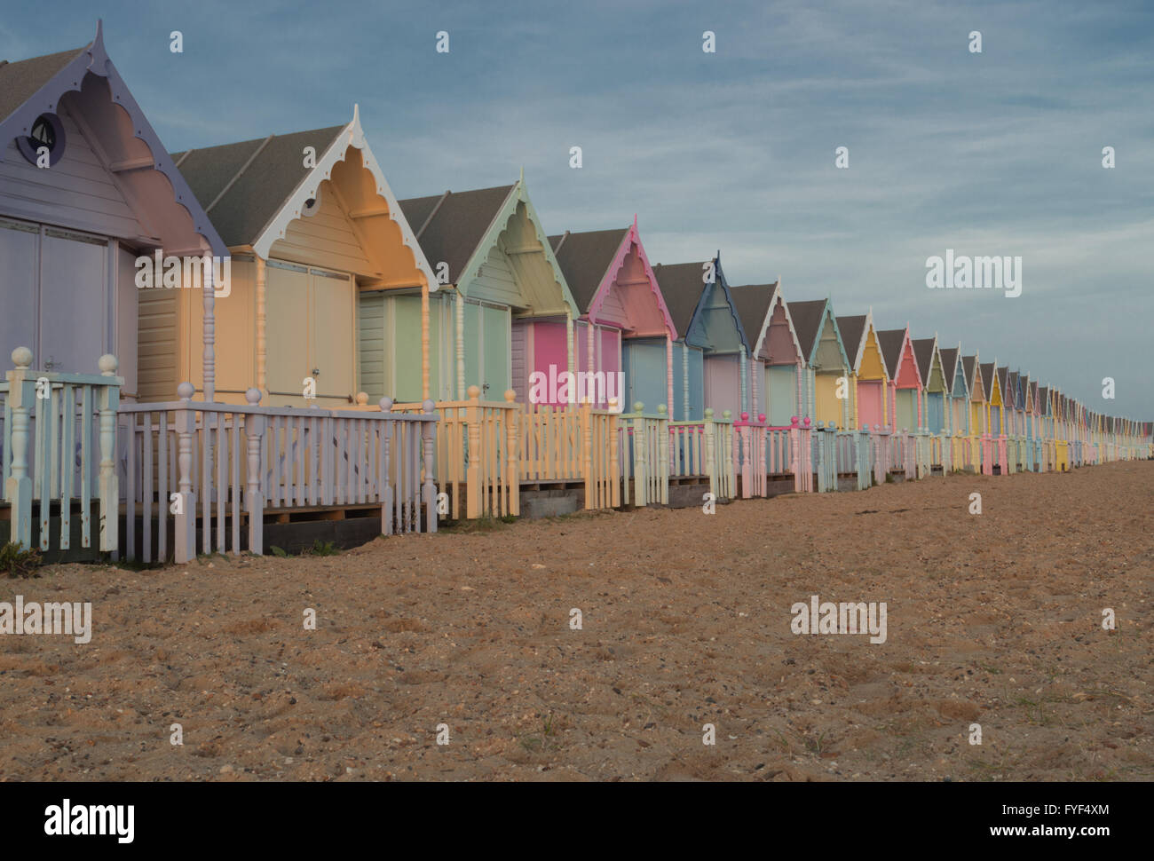 Eine Reihe von Pastell Strandhütten auf Mersea Island, Essex, UK Stockfoto