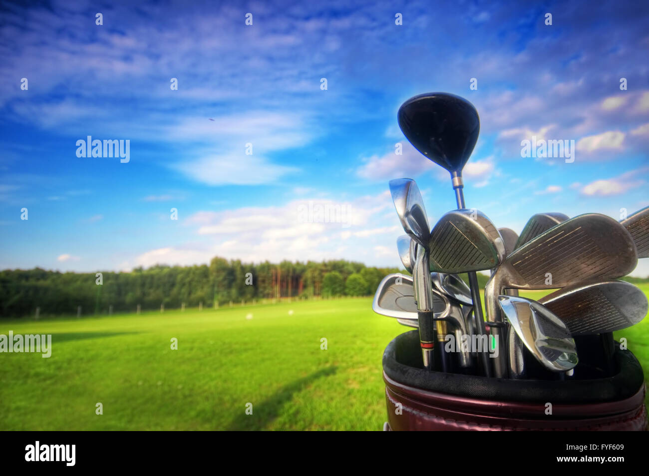 Profi-Golf-Ausrüstung auf dem Golfplatz. Stockfoto