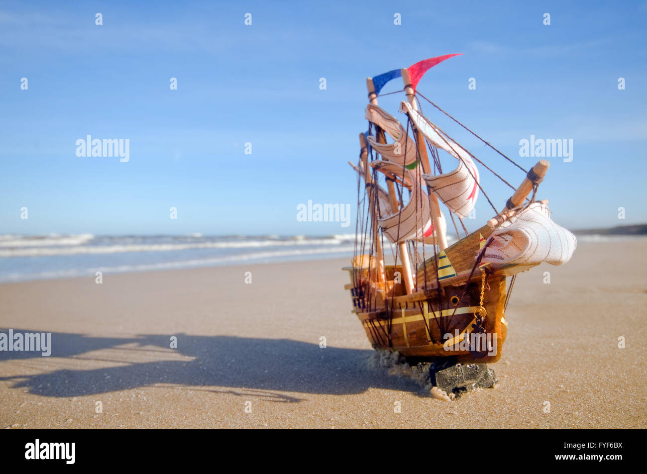 Schiffsmodell auf Sommer Sonnenstrand. Reisen Stockfoto