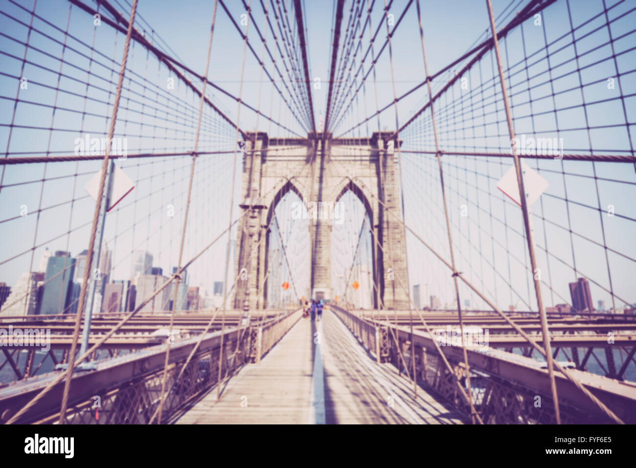 Vintage getönten verschwommenes Foto von der Brooklyn Bridge, NYC. Stockfoto