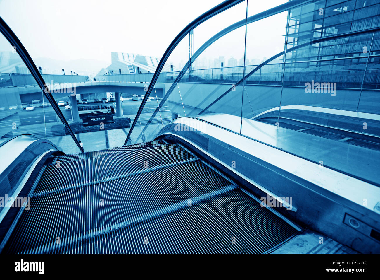 Rolltreppe hinauf bewegen Stockfoto