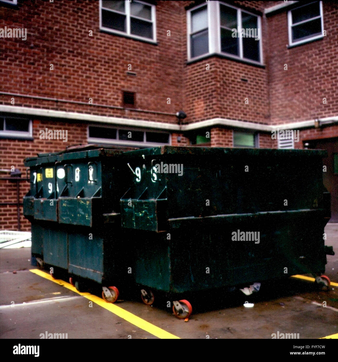 Müllcontainer hinter einem Mehrfamilienhaus im September 2003 in New York. (© Richard B. Levine) Stockfoto