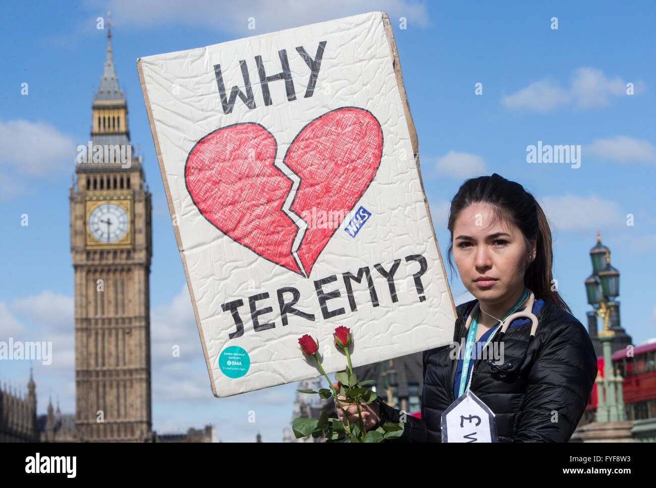 Ärzte in der Ausbildung auf die Streikposten vor St Thomas' Hospital auf Westminster Bridge.A Junior Arzt fragt Jeremy Hunt "Warum?" Stockfoto