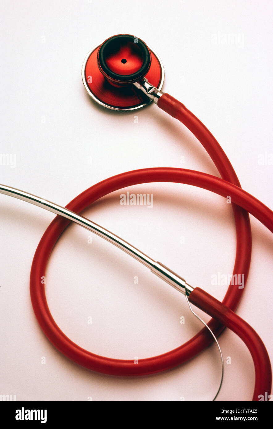 Stillleben mit Stethoskop des Arztes auf weißem Hintergrund Stockfoto