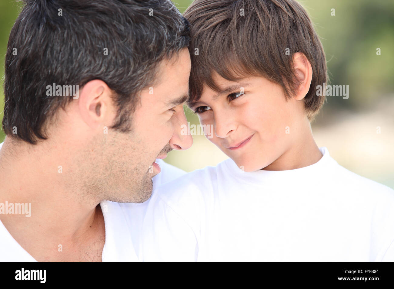 ein Vater und sein Sohn schauen einander in die Augen Stockfoto