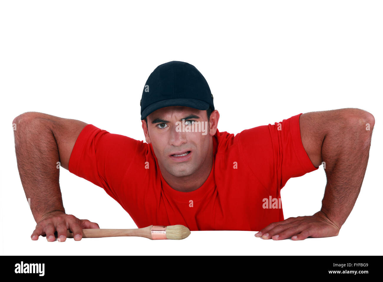 Muskulöser Mann erhebt sich auf einem Felsvorsprung Stockfoto