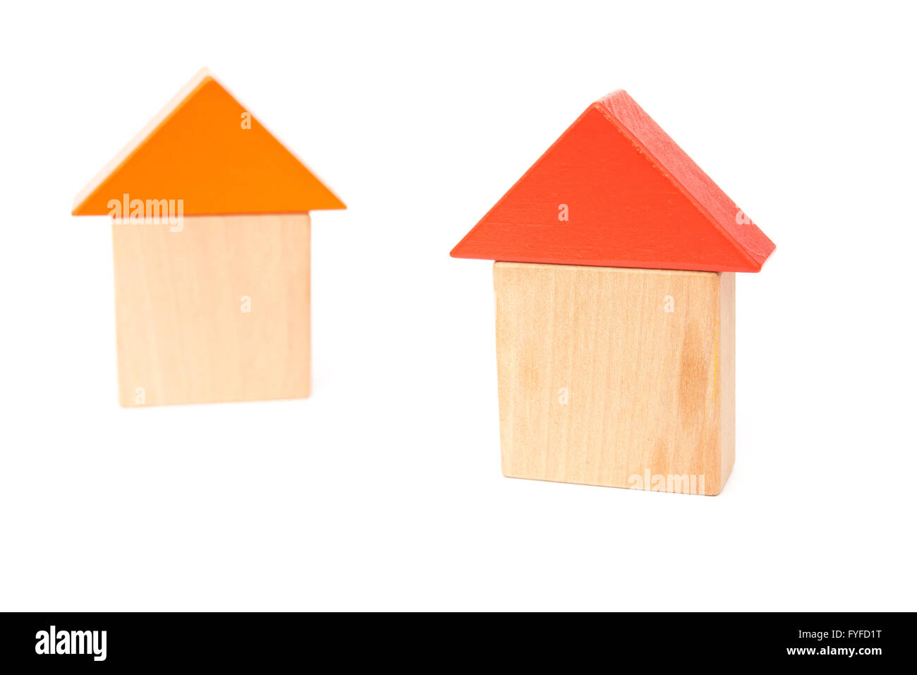 Spielzeug Bausteine Form wie zwei Häuser auf weißem Hintergrund Stockfoto