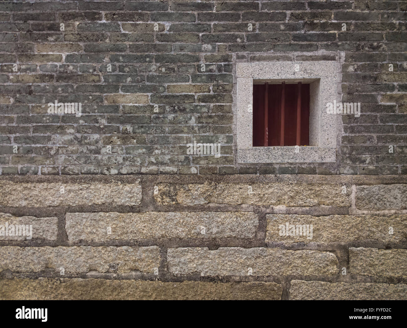 ein kleines Fenster auf eine Mauer Stockfoto ein kleines Fenster auf eine Mauer Stockfoto