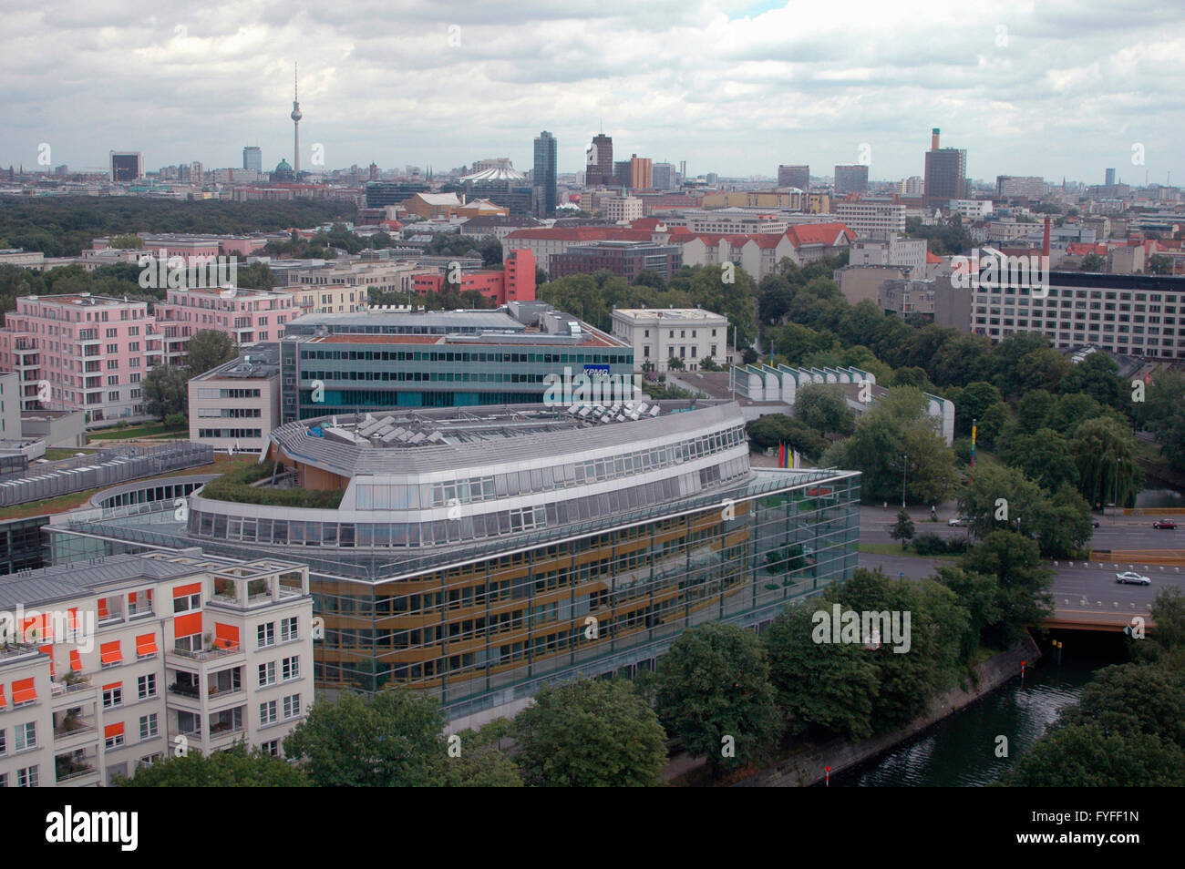 sterben Sie Skyline Berlins, Im Vordergrund Das Konrad-Adenauer-Haus. Stockfoto