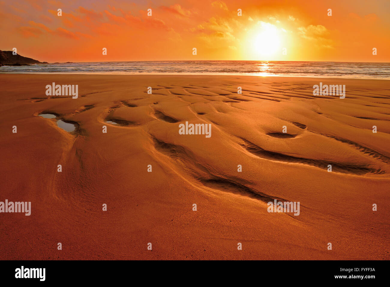 Portugal, Algarve: Malerische Sonnenuntergang und Sand Formationen am Strand Praia de Odeceixe Stockfoto