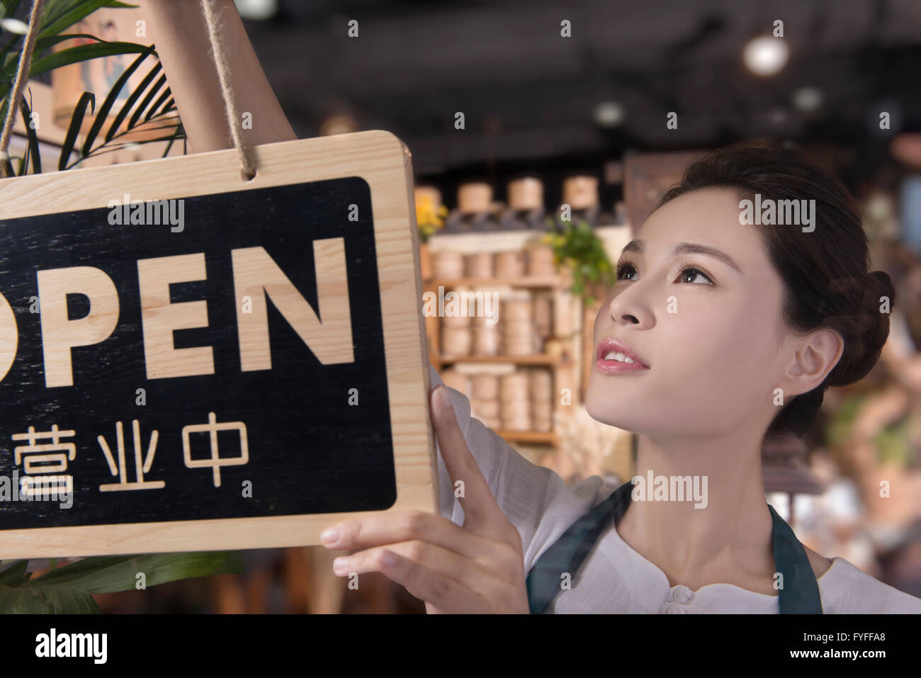 Tee-Hauseigentümer aufstellen Schild "geöffnet" Stockfoto