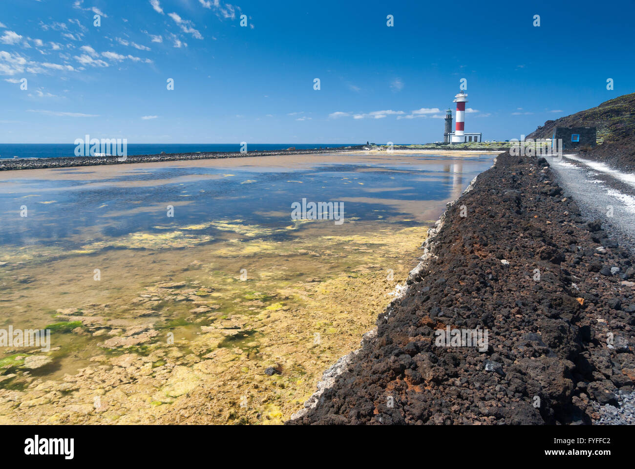 Salzgewinnung Pflanze mit Leuchtturm am Salinas La Palma Stockfoto
