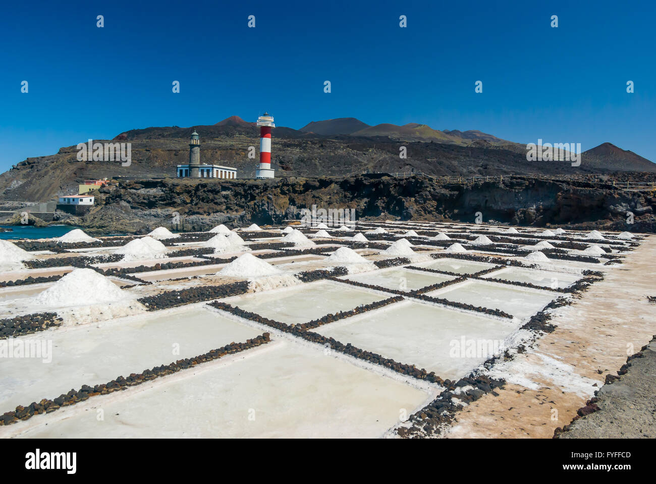 Salzgewinnung Pflanze mit Leuchtturm am Salinas La Palma Stockfoto