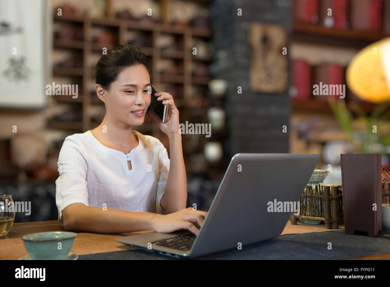 Tee-Haus-Besitzer mit laptop Stockfoto