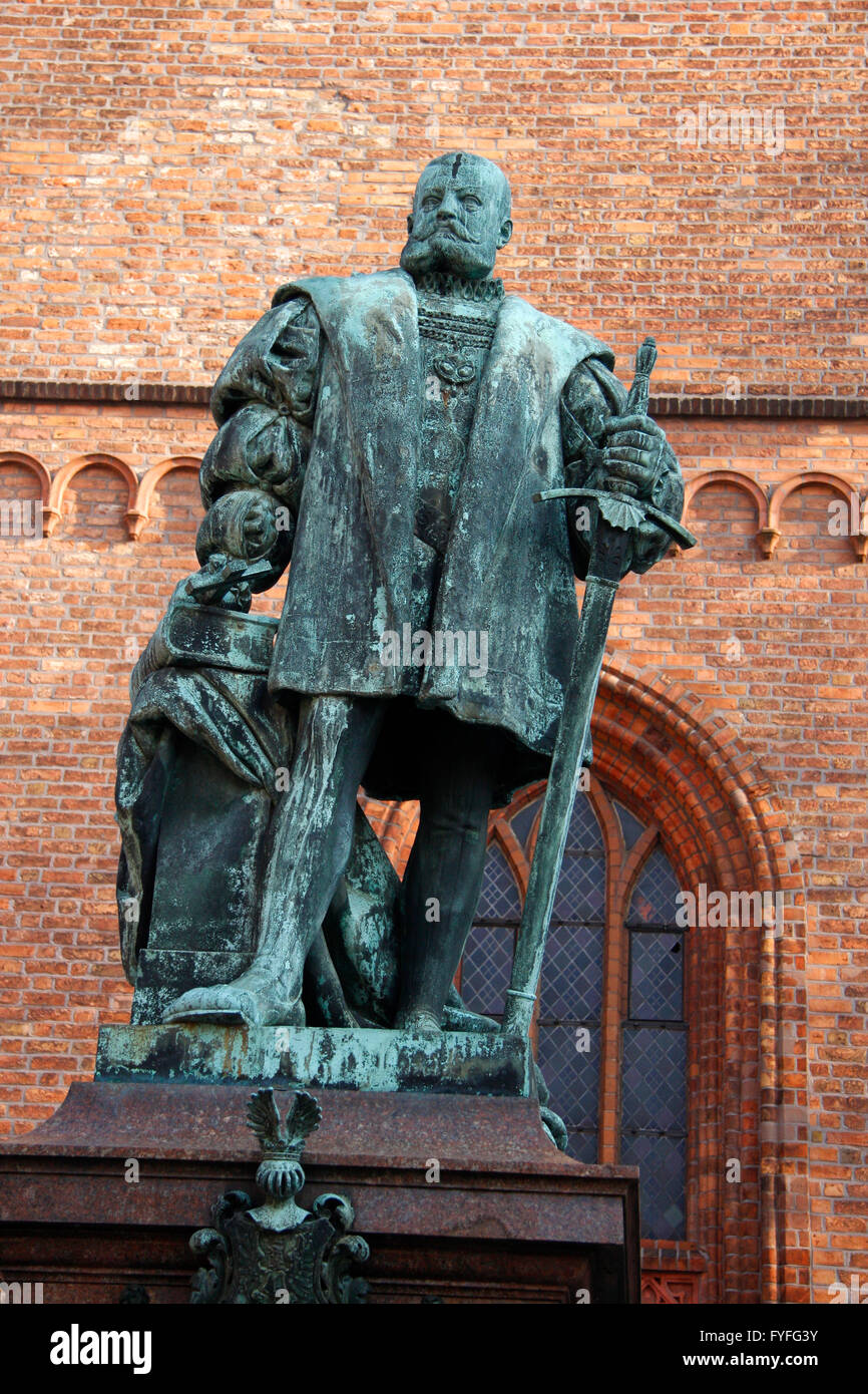 Denkmal von Kurfuerst Joachim II Vor der Ikolaikirche in Berlin-Spandau. Stockfoto