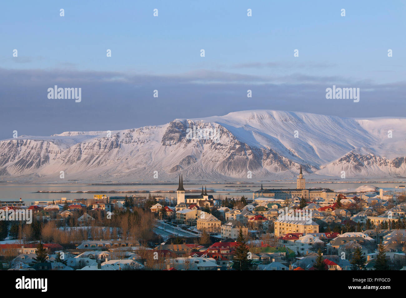 Blick über Háteigskirkja und Sjómannaskólinn in Reykjavik, die Hauptstadt Islands im winter Stockfoto