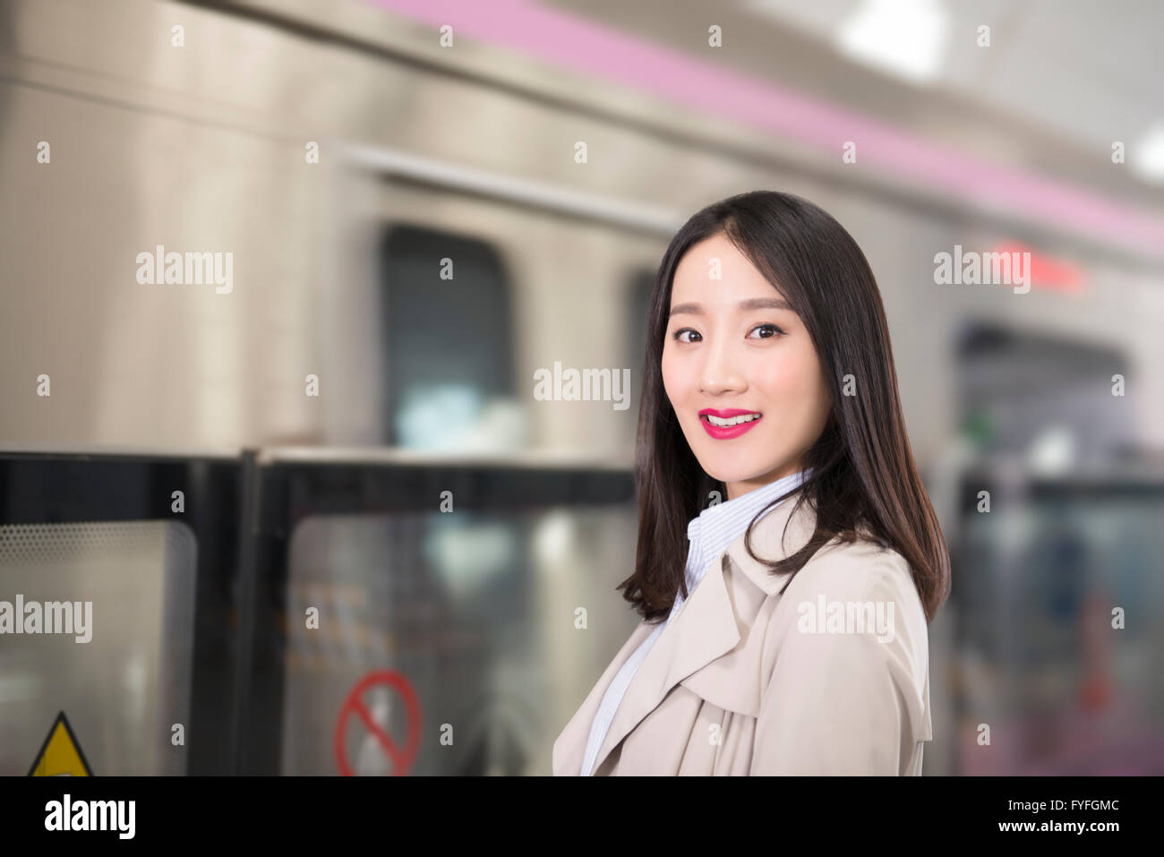 Geschäftsfrau warten auf Zug an u-Bahnstation Stockfoto