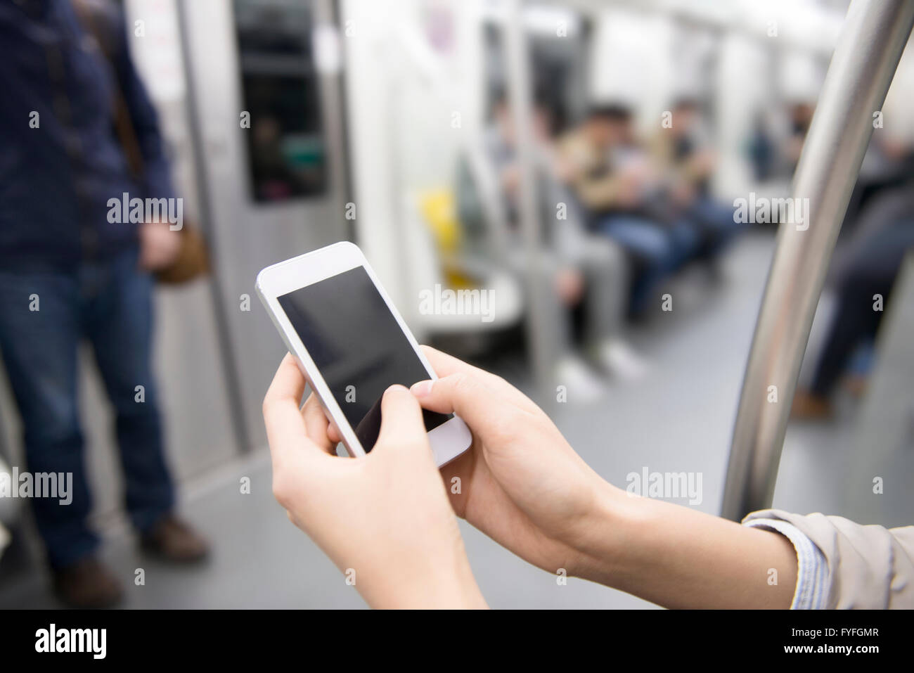 Nahaufnahme von Frauenhand mit Smartphone Stockfoto