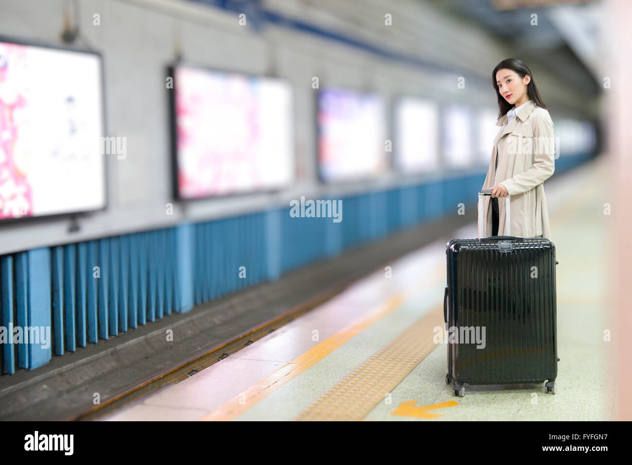 Geschäftsfrau warten auf Zug an u-Bahnstation Stockfoto