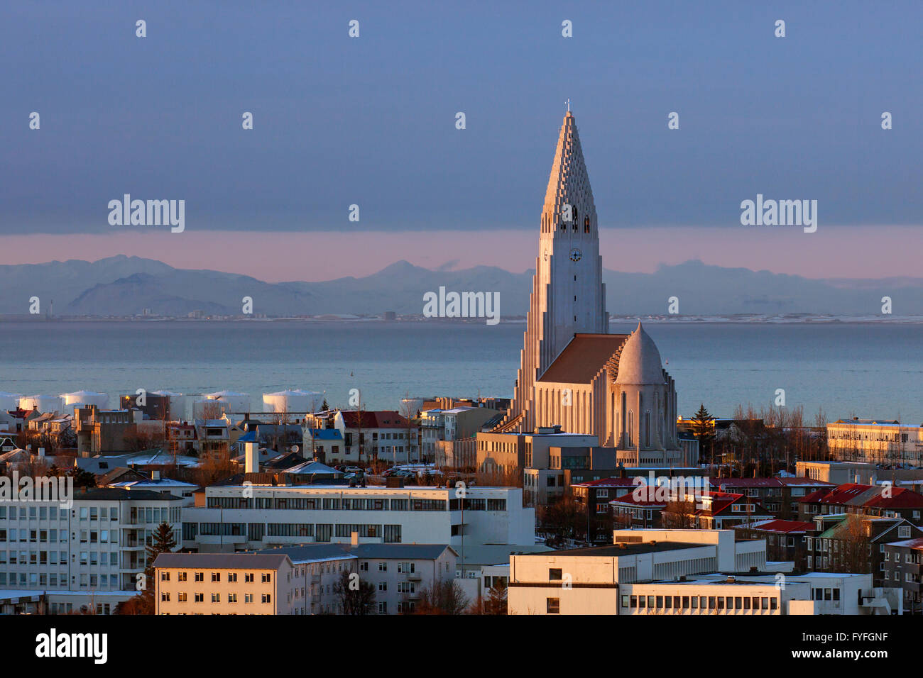 Blick über die Lutheraner Hallgrímskirkja / Kirche von Hallgrímur in Reykjavik, die Hauptstadt Islands im Winter Stockfoto