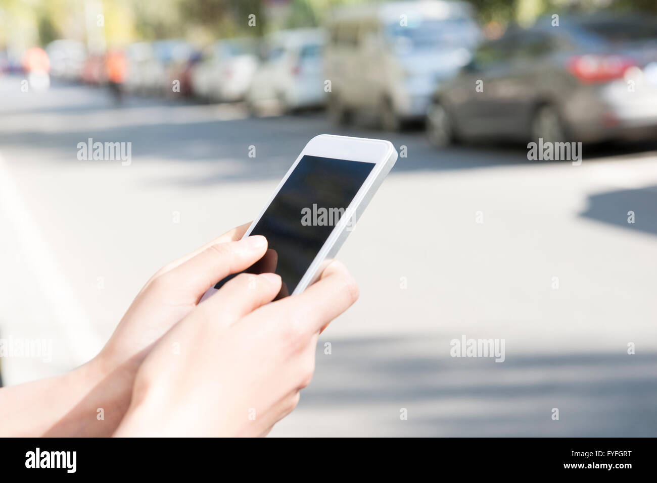 Nahaufnahme von Frauenhand mit Smartphone Stockfoto