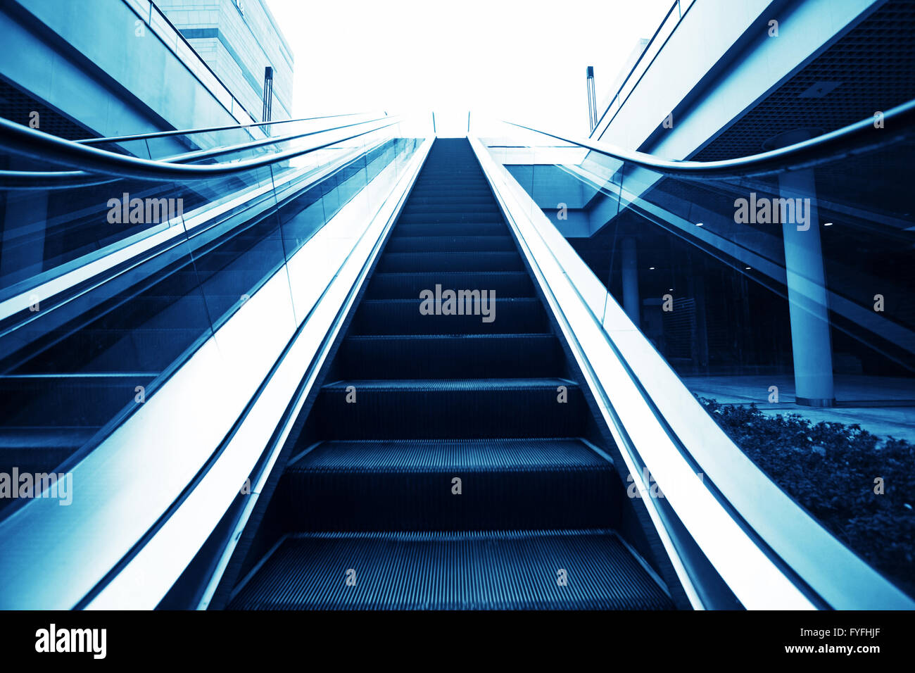 Rolltreppe hinauf bewegen Stockfoto