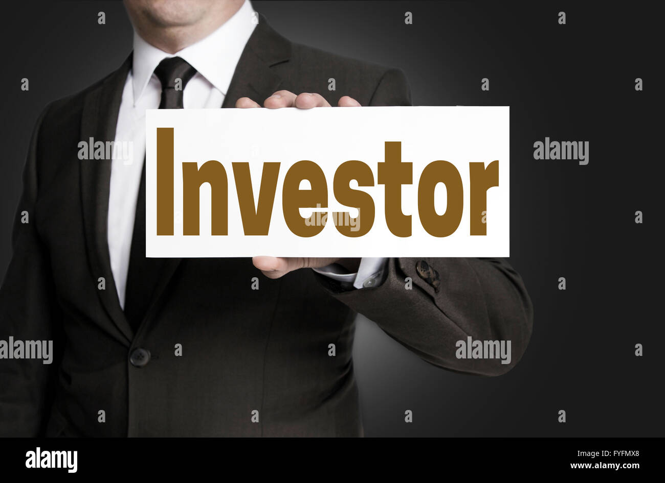 Investor-Plakat vom Geschäftsmann Hintergrund gehalten wird. Stockfoto