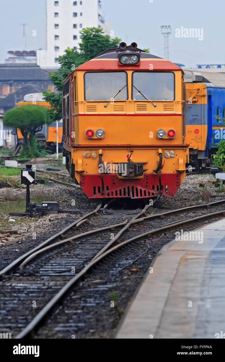 Rot gelb Deisel Motor Zug Lokomotive Annäherung an Bahnhof Bangkok Thailand Stockfoto