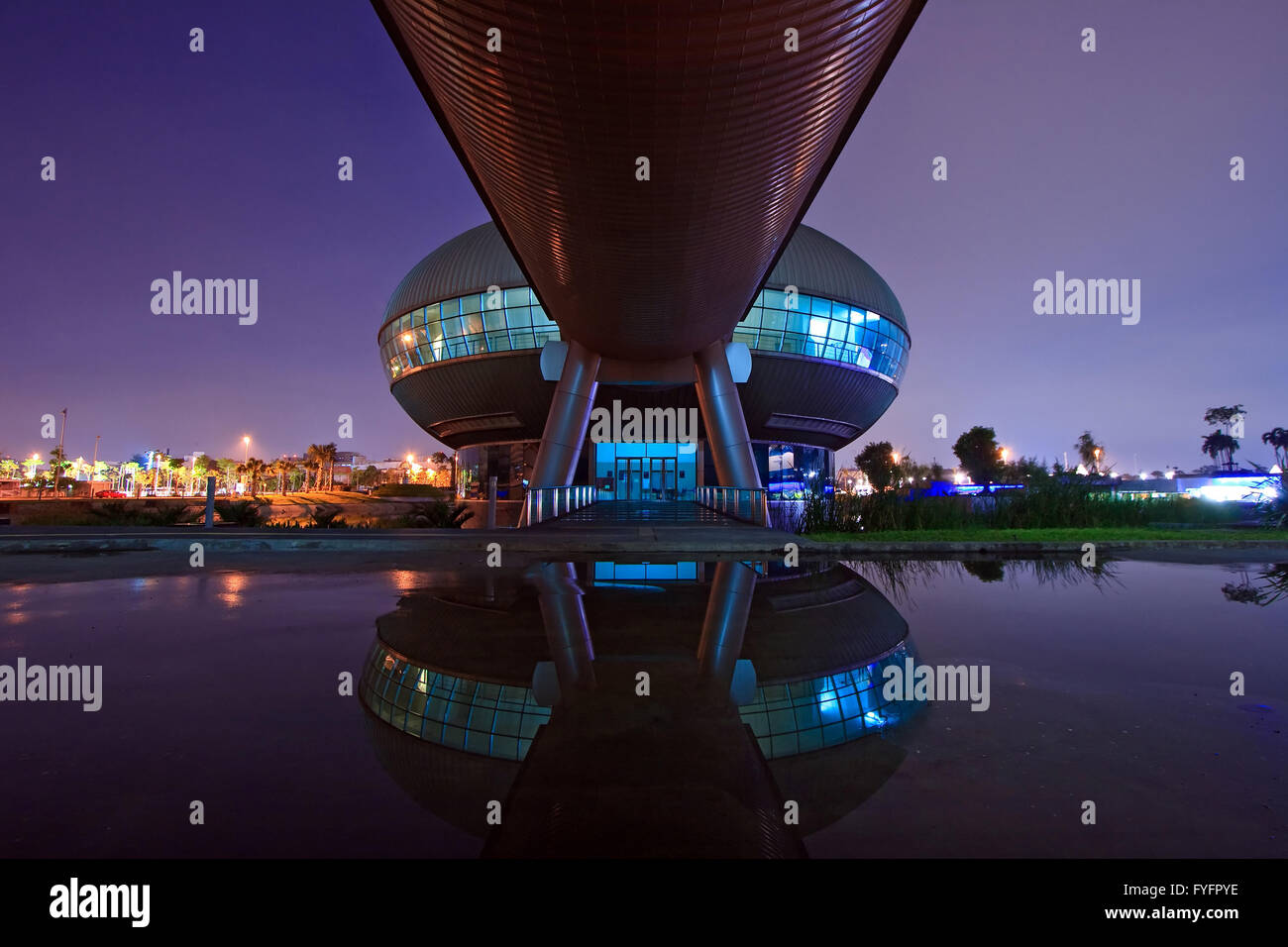 BANGKOK-SEP 25:Reflection der Regierung Sport Gymnasium in der Abenddämmerung am Sep 25.2010 in Bangkok. Regierung Komplex verfügt über 34 Regierung Stockfoto