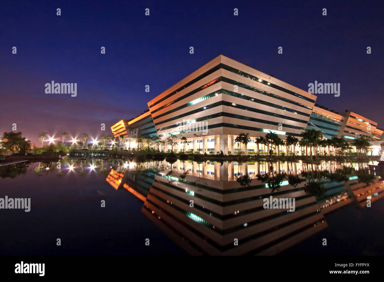 BANGKOK-SEP 25: Komplex Regierungsgebäude erstrahlt in der Abenddämmerung in Bangkok Thailand auf Sep 25.2010 in Bangkok. Regierung Komplex verfügt über Stockfoto
