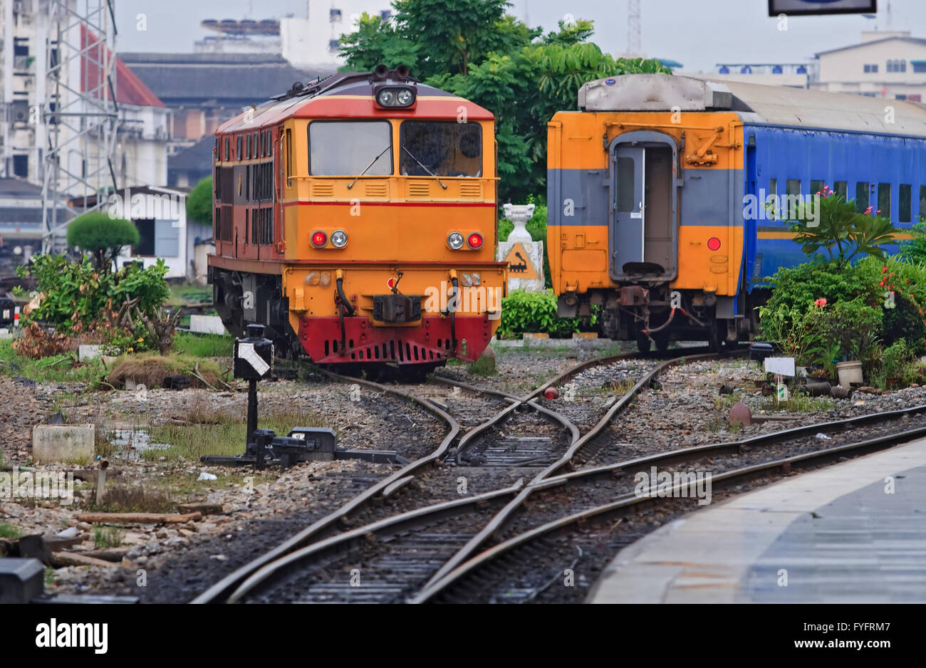Rot gelb Deisel Motor Zug Lokomotive Annäherung an Bahnhof Bangkok Thailand Stockfoto