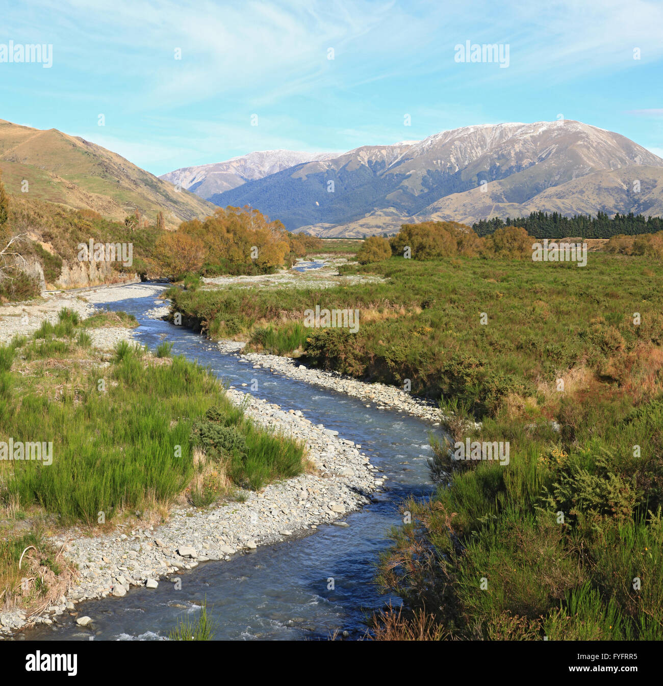 Kurve-Fluss zum alpinen Alpen Berg bei Arthurs Pass National Pa Stockfoto