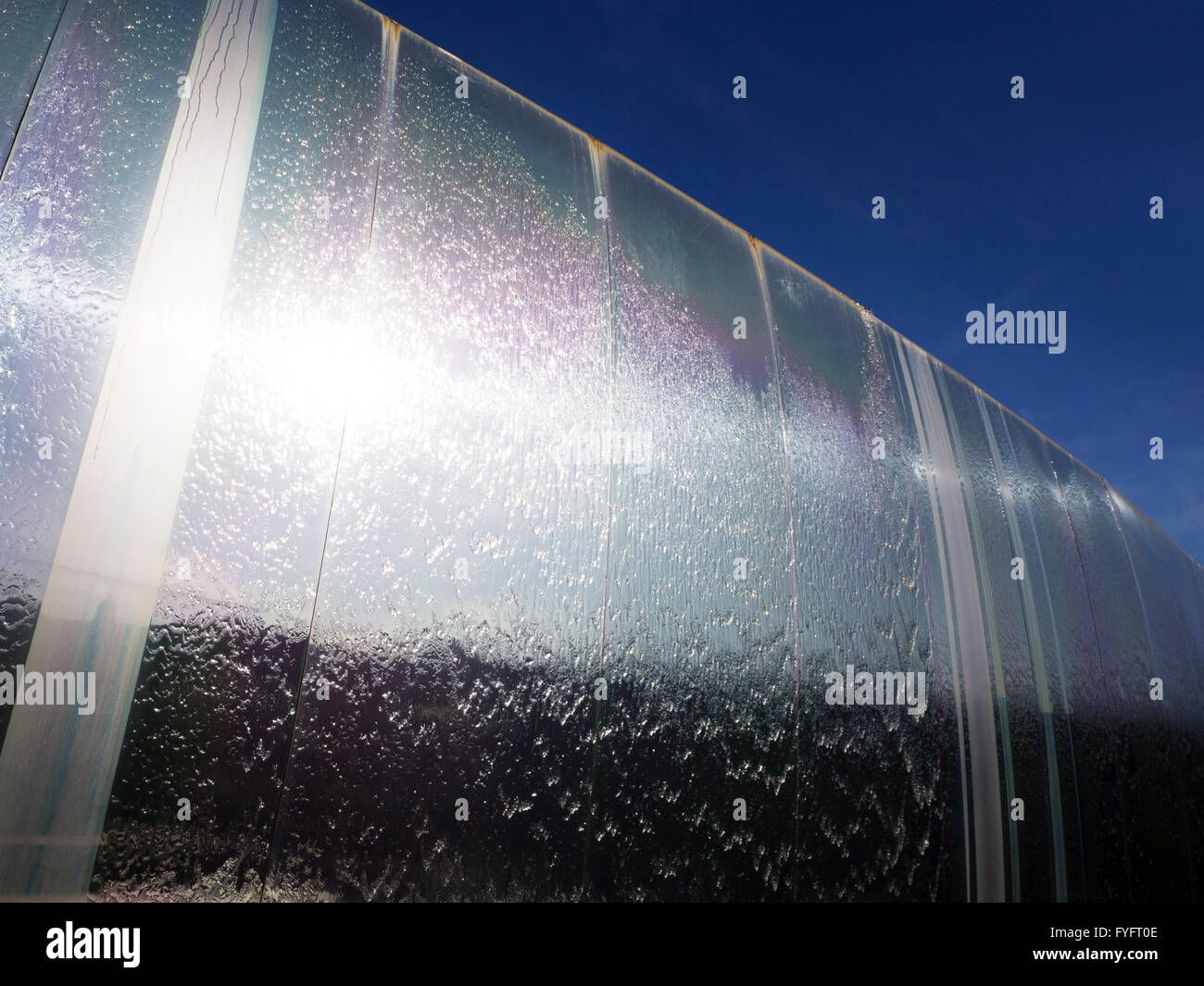 Licht reflektiert die Edelstahl Schneide Skulptur in Garbe Platz Sheffield South Yorkshire England Stockfoto