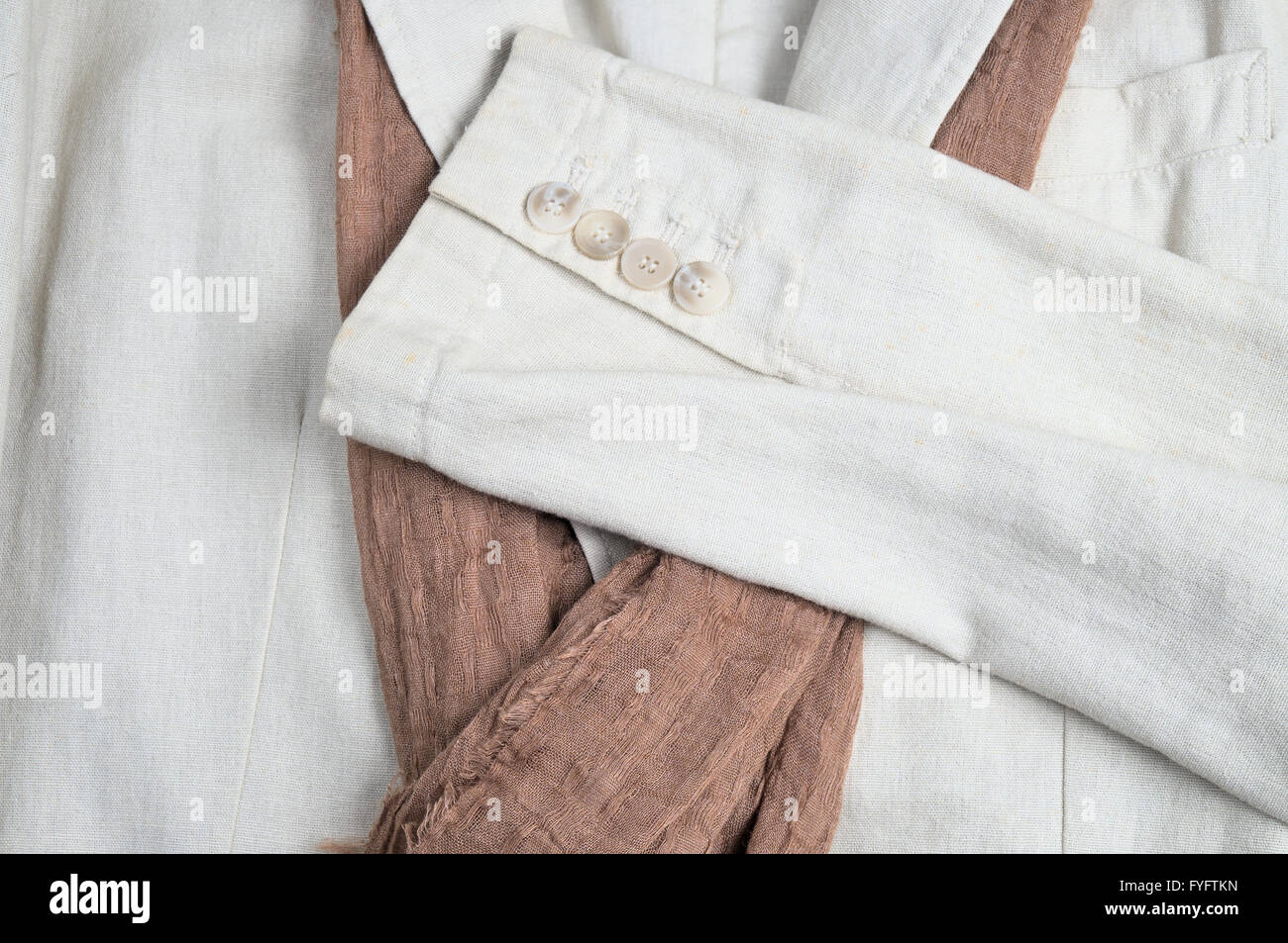 klassischer Leinen Mantel und braunen Schal. Sommer-Outfit-Thema Stockfoto