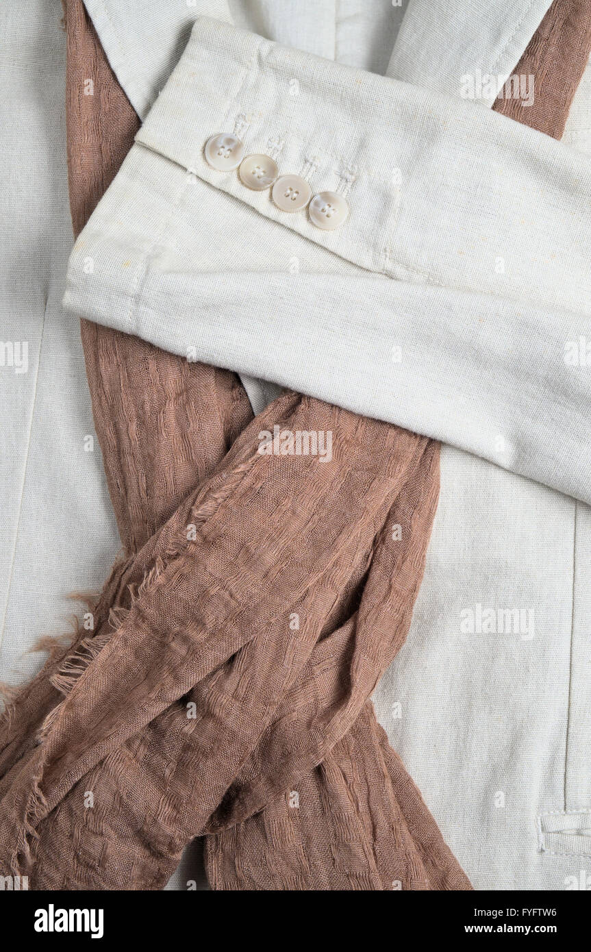 klassischer Leinen Mantel und braunen Schal. Sommer-Outfit-Thema Stockfoto