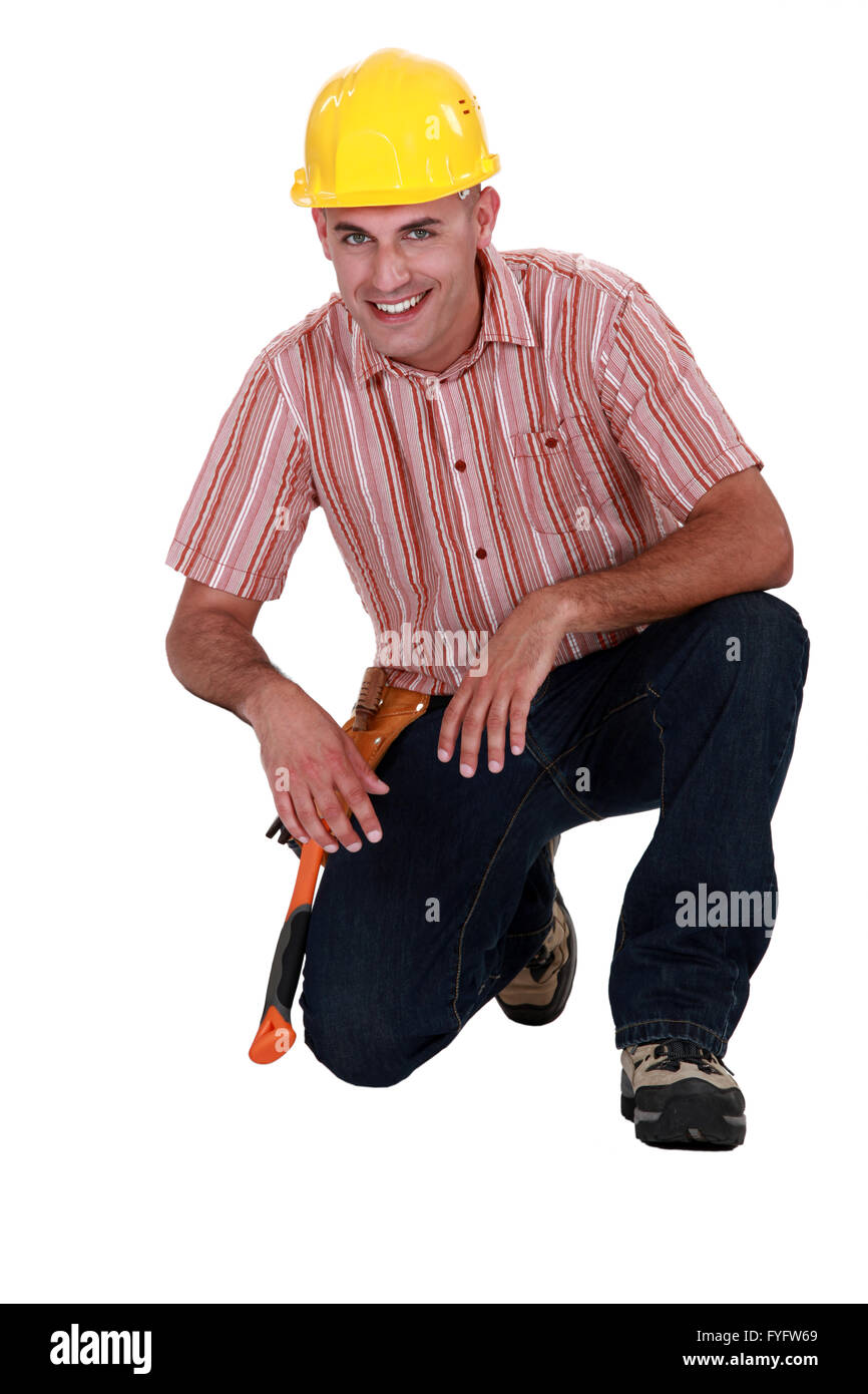 Porträt eines Handwerkers auf die Knie auf dem Boden Stockfoto