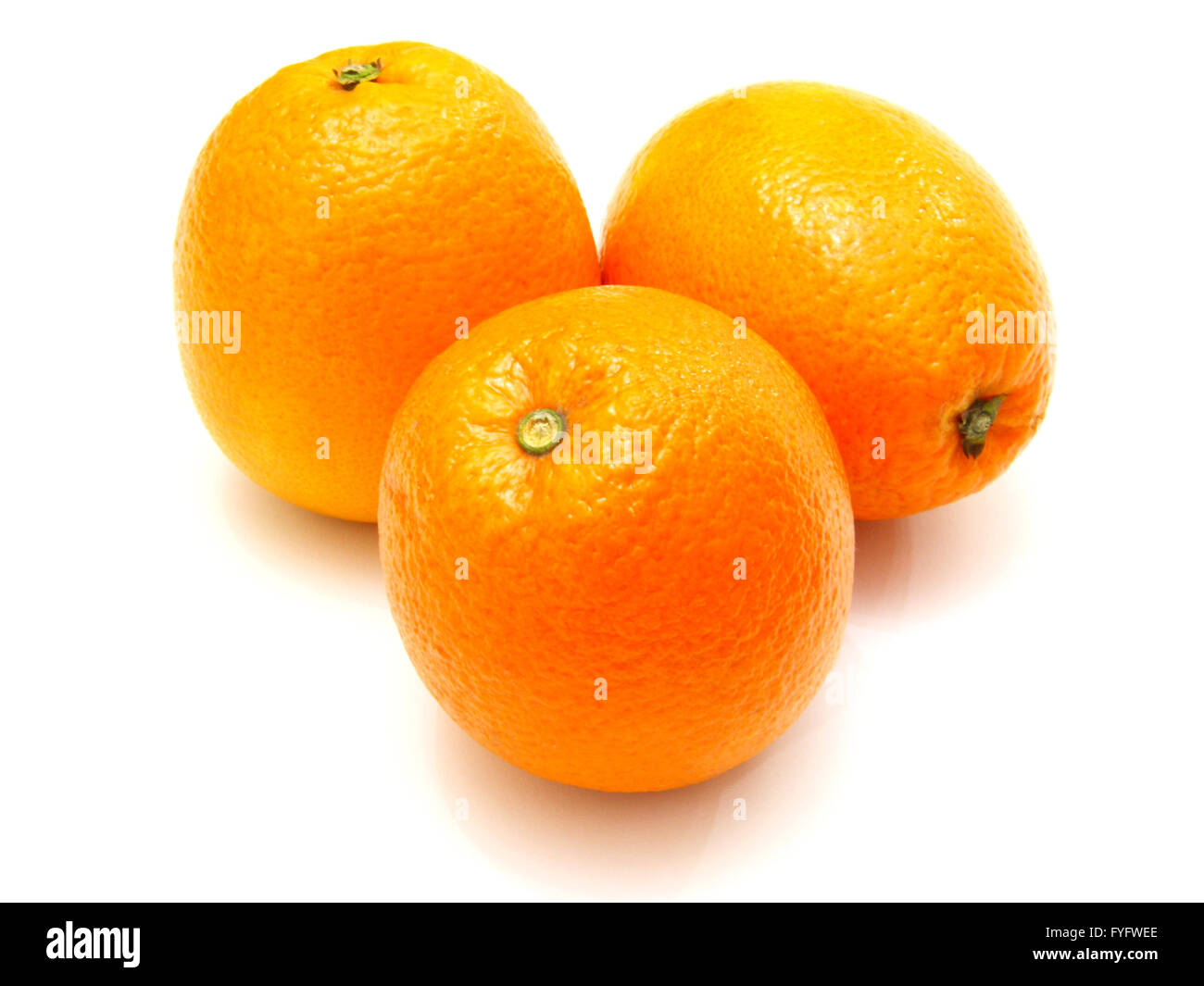 Drei Reife Orangen liegen in der Nähe auf einem weißen Hintergrund Stockfoto