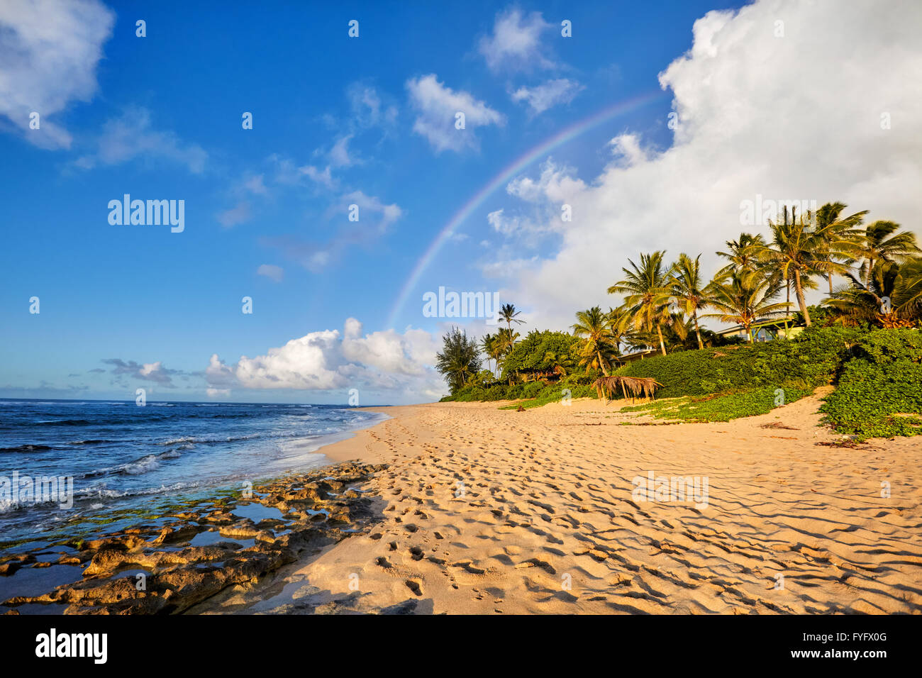 Regenbogen über dem beliebten Surfen Platz Sunset Beach, Oahu, Hawaii Stockfoto