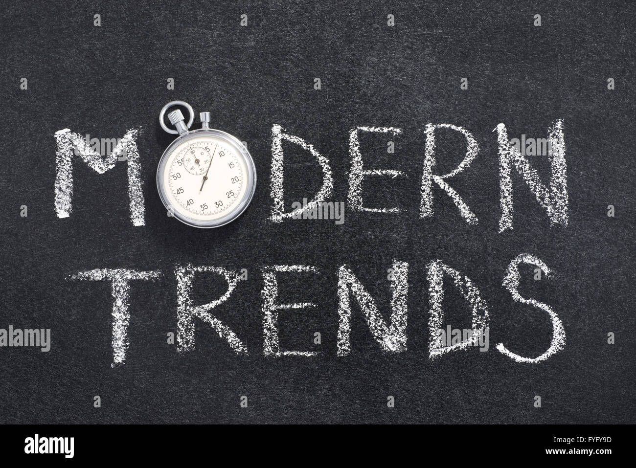 moderne Trends Ausdruck handschriftlich auf Tafel mit Vintage präzise Stoppuhr verwendet anstelle von O Stockfoto