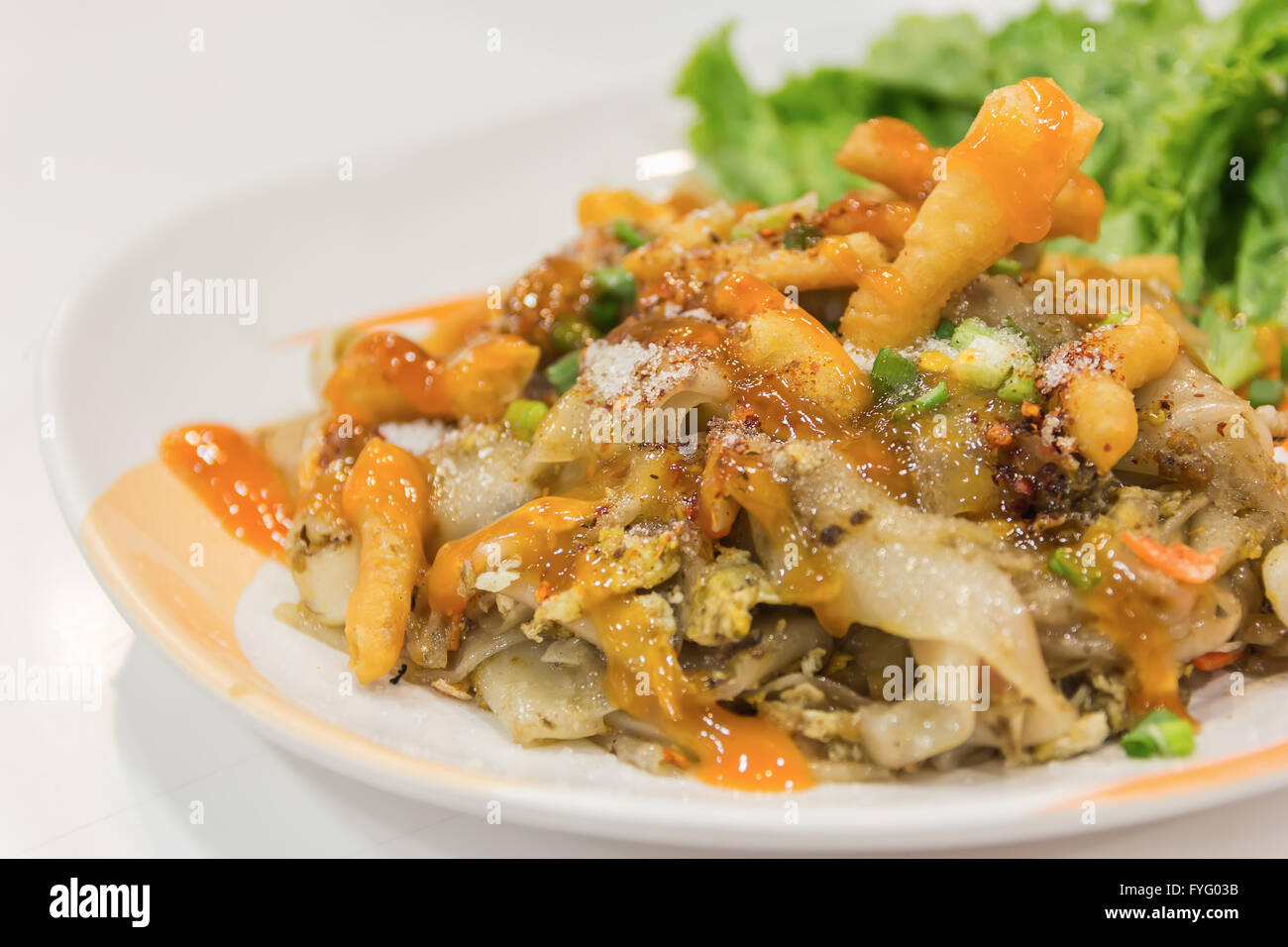 Gebratene Nudeln mit gebratenem Huhn und Pilzen Stockfoto