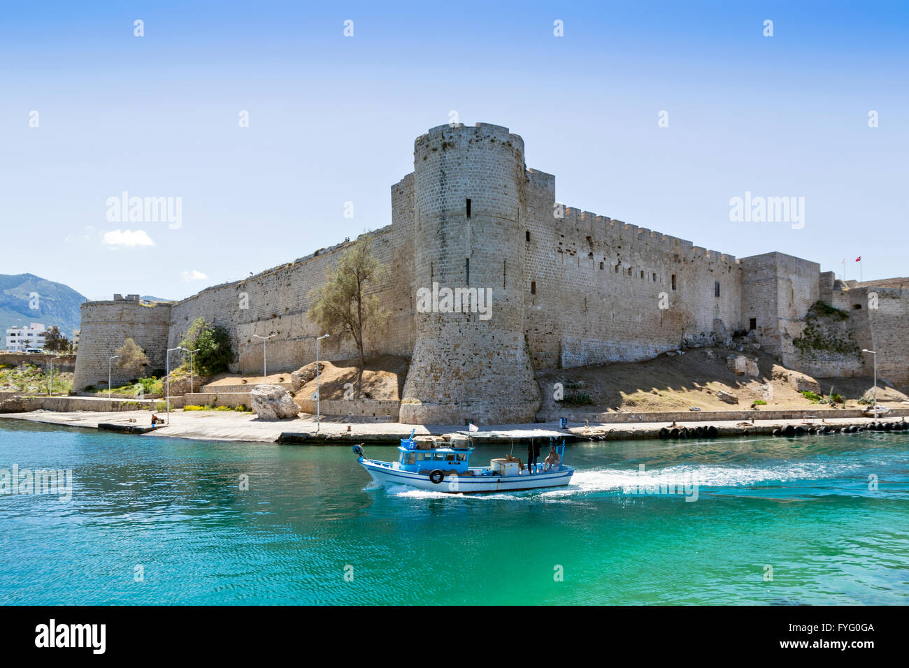 NORD ZYPERN KYRENIA CASTLE MIT EINEM KLEINEN FISCHERBOOT VOR DEM MAIN TOWER Stockfoto