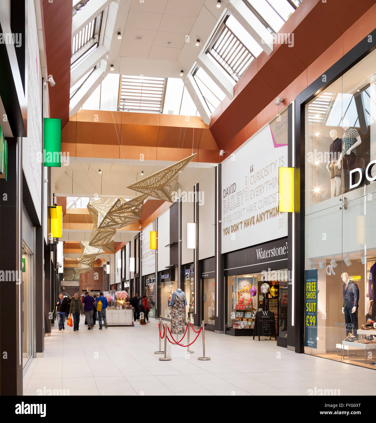 Seitlicher Blick auf shopping Hauptroute. Die Mall Walthamstow, London, Vereinigtes Königreich. Architekt: ESA Architektur | Design, 2015. Stockfoto